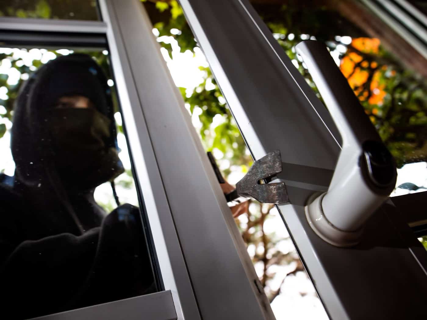 Für mindestens 67 Einbrüche soll der Täter regelmäßig von Polen nach Deutschland gereist sein. (Symbolbild) / Foto: Philipp von Ditfurth/dpa