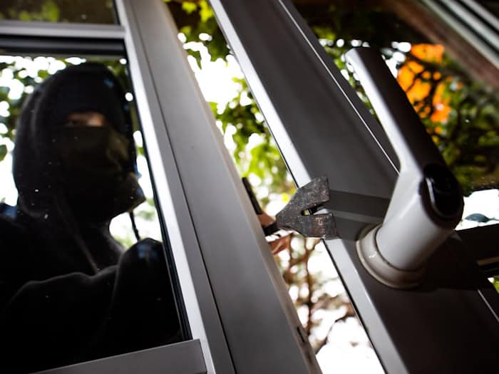 Für mindestens 67 Einbrüche soll der Täter regelmäßig von Polen nach Deutschland gereist sein. (Symbolbild) / Foto: Philipp von Ditfurth/dpa