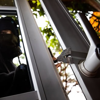 Für mindestens 67 Einbrüche soll der Täter regelmäßig von Polen nach Deutschland gereist sein. (Symbolbild) / Foto: Philipp von Ditfurth/dpa