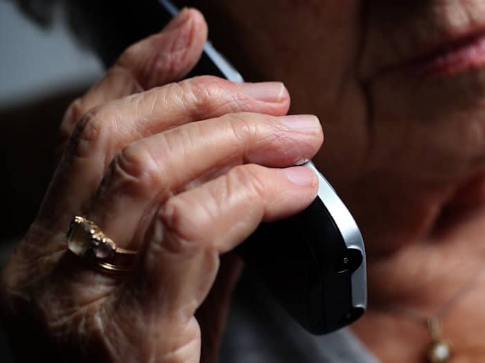 Nach einem Schockanruf übergab eine über 80-Jährige Silber- und Goldmünzen im Wert von rund 100.000 Euro. (Symbolbild) / Foto: Karl-Josef Hildenbrand/dpa