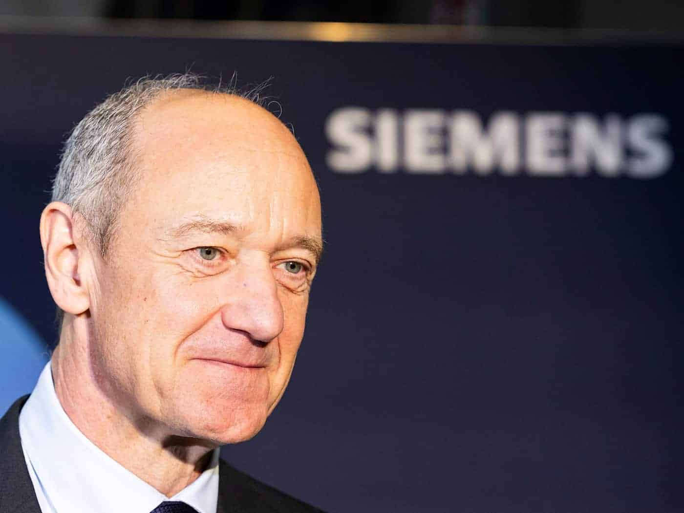 Siemens-Chef Roland Busch kann sich über einen Großauftrag freuen. (Archivbild) / Foto: Michael Matthey/dpa