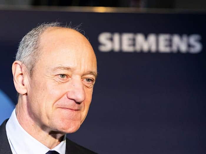 Siemens-Chef Roland Busch kann sich über einen Großauftrag freuen. (Archivbild) / Foto: Michael Matthey/dpa