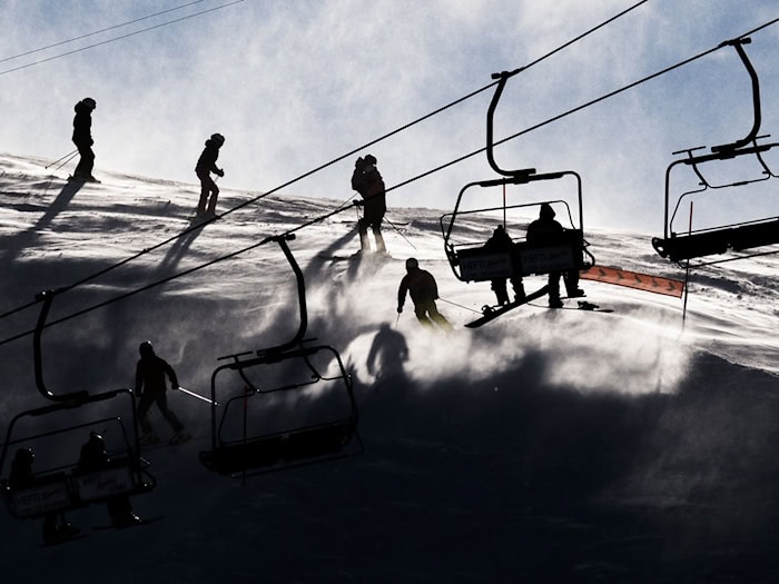 Die zwei Skifahrer krachten mit hoher Geschwindigkeit zusammen. (Symbolbild) / Foto: Jean-Christophe Bott/KEYSTONE/dpa