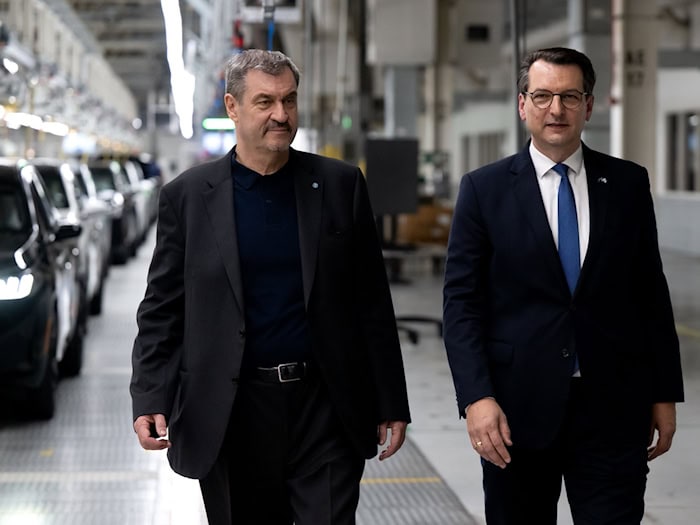 CSU-Chef Söder und der designierte BMW-Vorstandsvorsitzende Milan Nedeljković besuchen das BMW-Werk in Spartanburg in South Carolina.   / Foto: Sven Hoppe/dpa