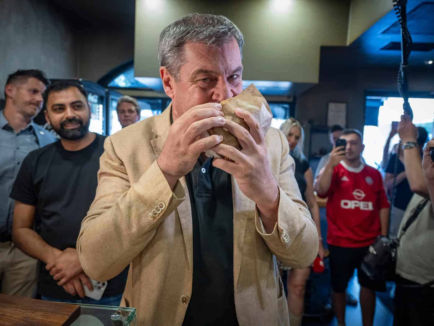 Die Weltlage sei ernst geworden - das will Bayerns Ministerpräsident Markus Söder (CSU) künftig auch bei seinen Social-Media-Auftritten berücksichtigen - und nicht mehr ganz so viele Döner-Fotos posten (Archivbild).  / Foto: Peter Kneffel/dpa