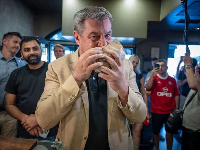 Die Weltlage sei ernst geworden - das will Bayerns Ministerpräsident Markus Söder (CSU) künftig auch bei seinen Social-Media-Auftritten berücksichtigen - und nicht mehr ganz so viele Döner-Fotos posten (Archivbild).  / Foto: Peter Kneffel/dpa