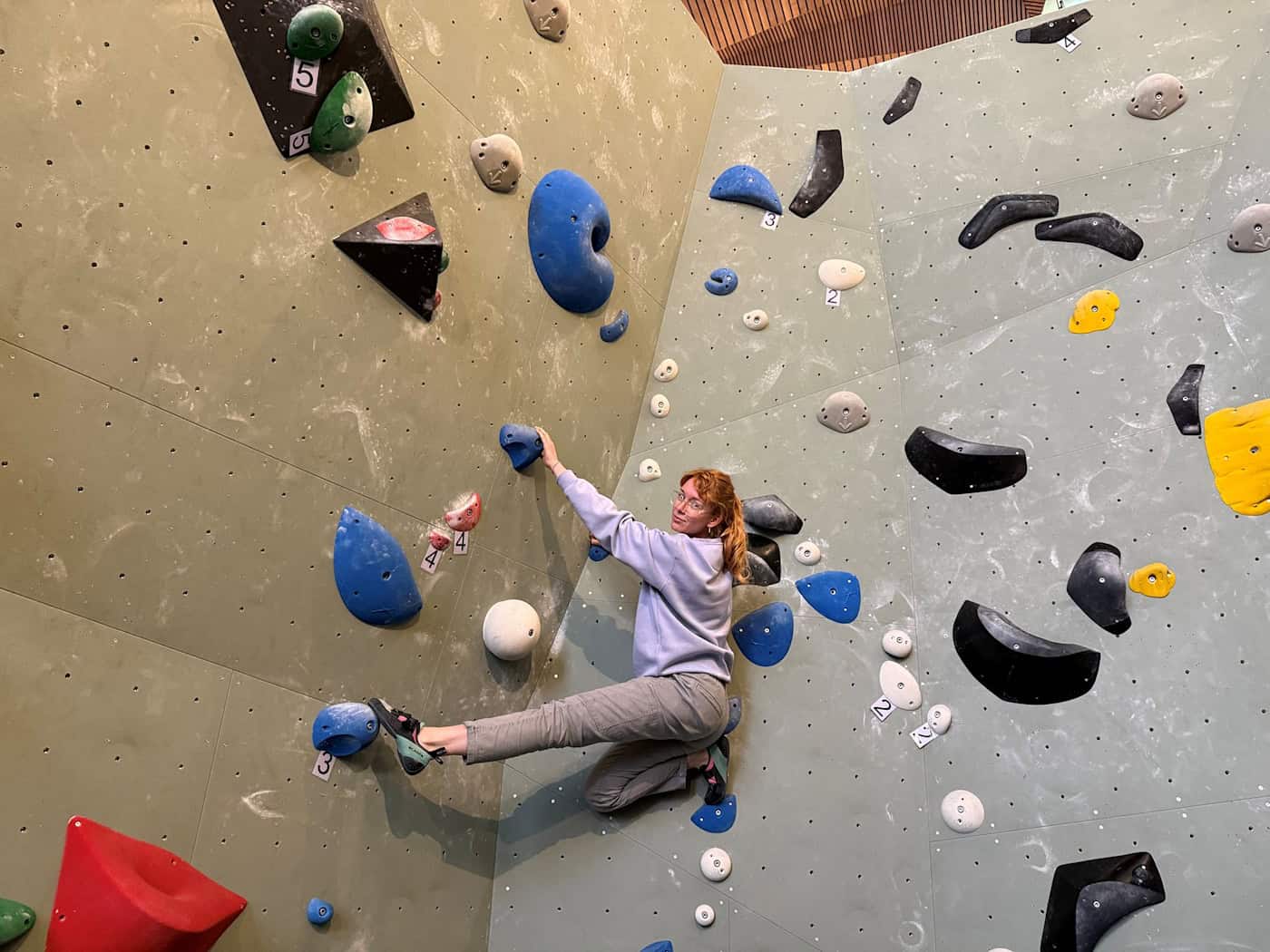 Bouldern in der Kirche - dafür gibt es bereits Vorbilder in anderen Bundesländern. Nun erhält auch Würzburg eine Boulderhalle in einer Kirche. / Foto: Michael Bauer/dpa