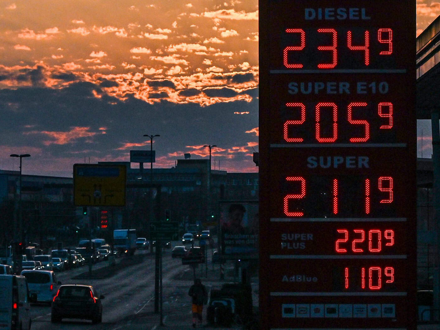 Mit mutmaßlich gestohlenen 135 Litern Diesel hat die Polizei zwei Männer an der Grenze zu Österreich gestoppt. (Archivbild)  / Foto: Jens Kalaene/dpa