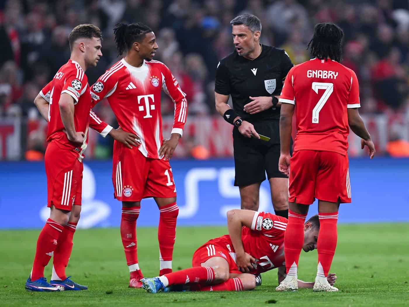 Josip Stanisic muss gegen Real Madrid einstecken. / Foto: Sven Hoppe/dpa