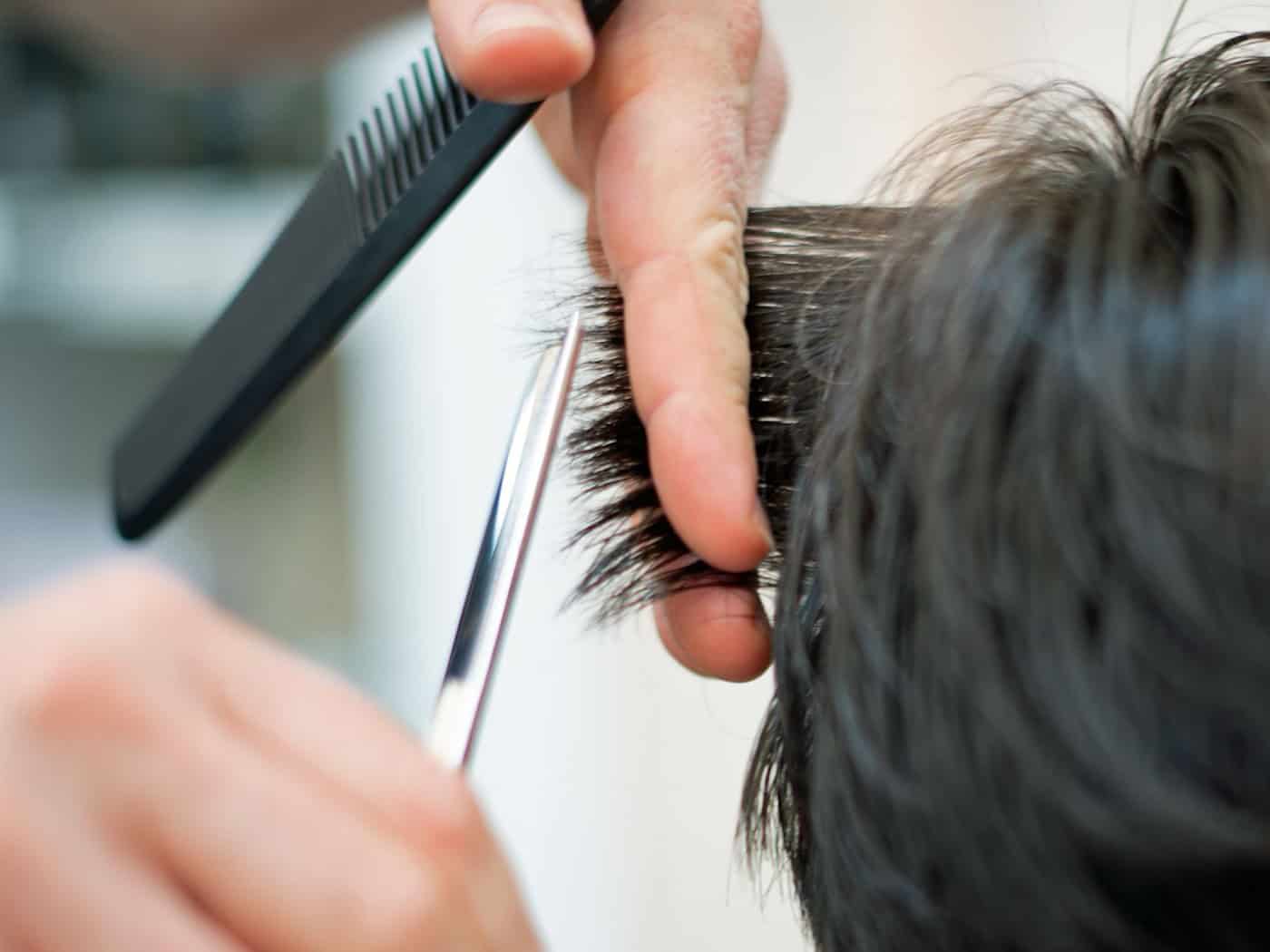 Gegen den 21-jährigen Friseur wurde ein Strafverfahren eingeleitet. (Symbolbild) / Foto: Symbolbild Friseur/dpa