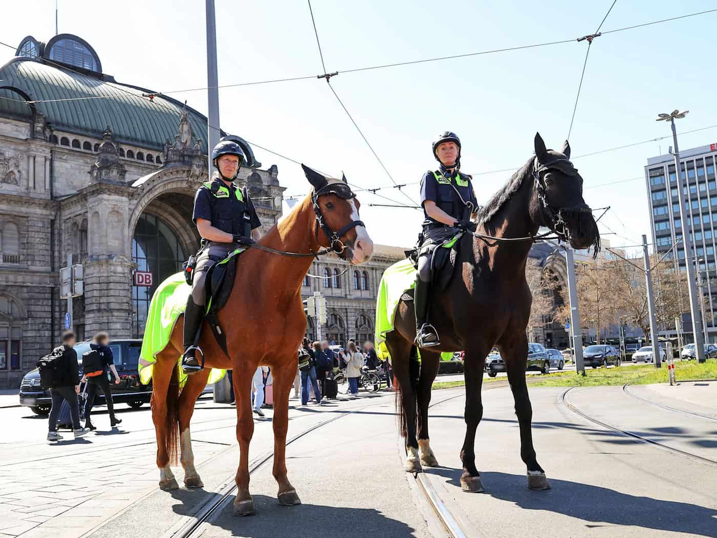 Schon allein wegen ihrer Größe sind die beiden Polizeipferde Quickly (l) und Remus (r) von Weitem sichtbar. Das soll Kriminelle abschrecken und Bürgern ein Gefühl von Sicherheit vermitteln.  / Foto: Daniel Löb/dpa