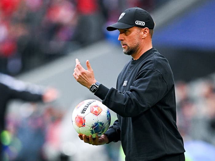 Nach der Niederlage in München bereitet Coach Sebastian Hoeneß die Stuttgarter auf das Halbfinale im DFB-Pokal vor. / Foto: Tom Weller/dpa
