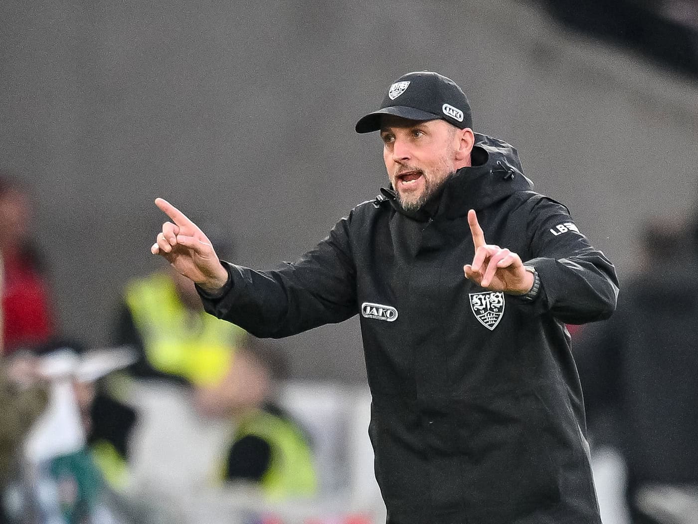 Hat schwierige Partien vor sich: VfB-Trainer Sebastian Hoeneß. (Archivbild) / Foto: Harry Langer/dpa