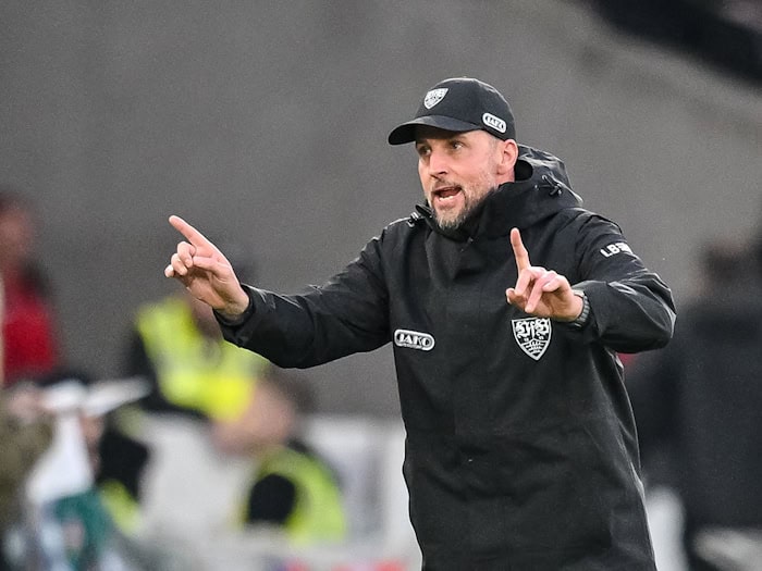Hat schwierige Partien vor sich: VfB-Trainer Sebastian Hoeneß. (Archivbild) / Foto: Harry Langer/dpa