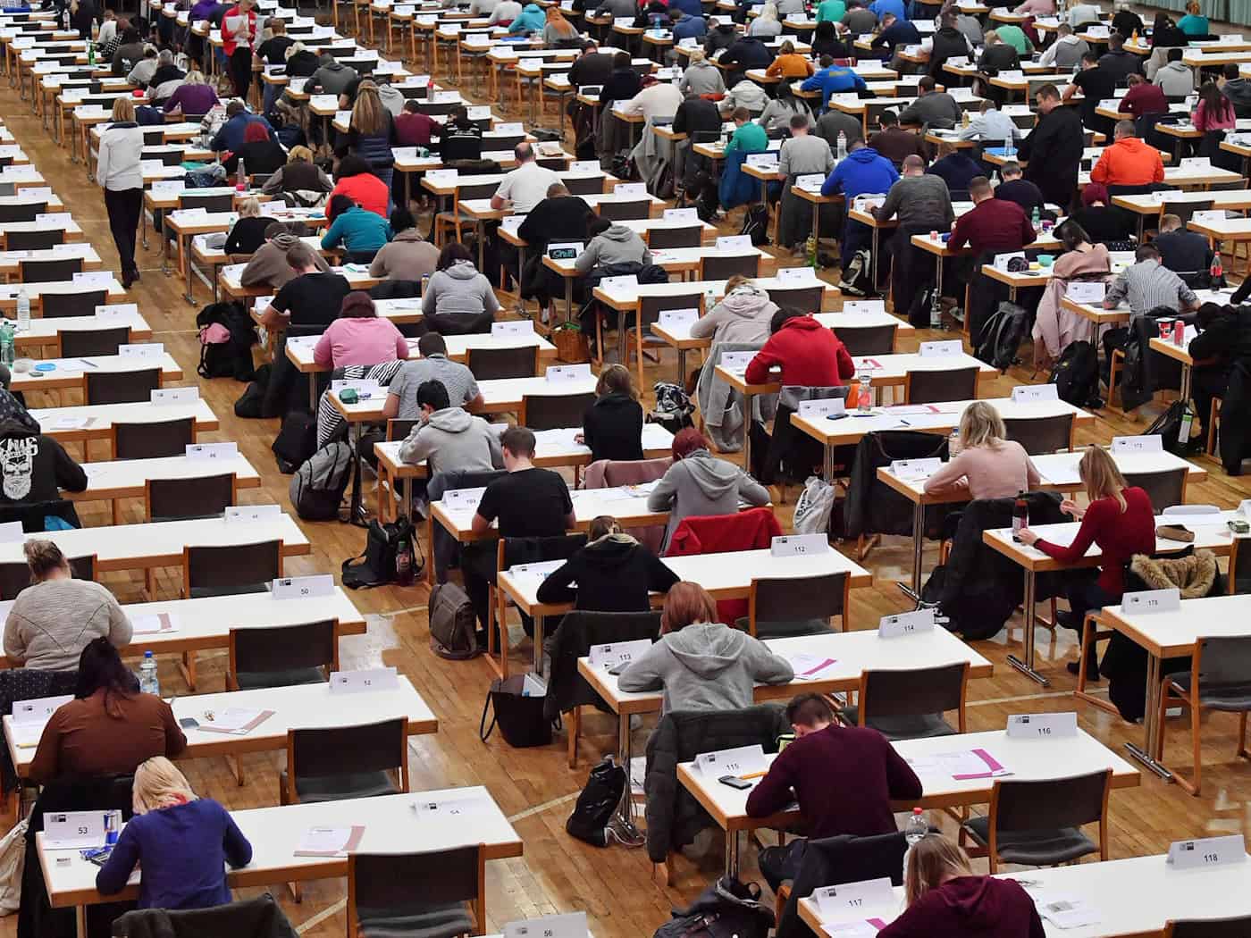 Für Tausende Azubis in Bayern beginnen am Dienstag die schriftlichen Abschlussprüfungen. (Symbolbild) / Foto: Martin Schutt/dpa-Zentralbild/dpa