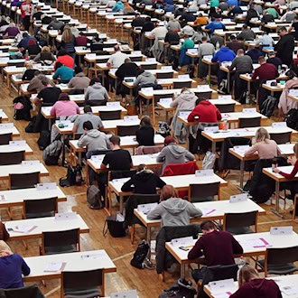 Für Tausende Azubis in Bayern beginnen am Dienstag die schriftlichen Abschlussprüfungen. (Symbolbild) / Foto: Martin Schutt/dpa-Zentralbild/dpa