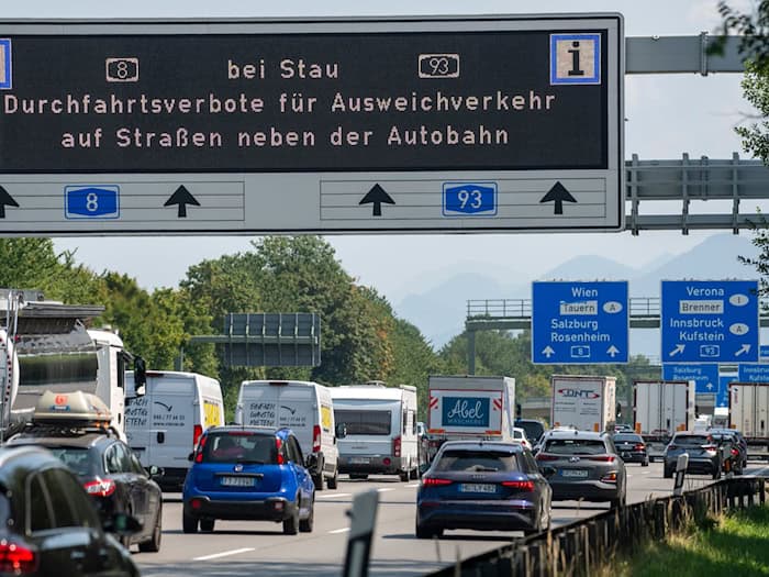 Nur bei Stau darf die Polizei in Bayern Autofahrer auf die Autobahn zurückschicken. (Symbolfoto) / Foto: Stefan Puchner/dpa