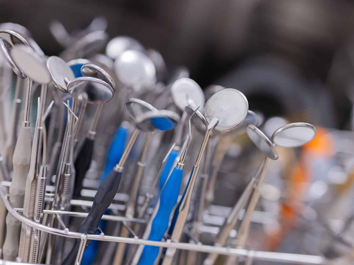 Wegen des Todes eines Patienten muss sich in Augsburg ein Zahnarzt vor Gericht verantworten. (Symbolbild) / Foto: Rolf Vennenbernd/dpa