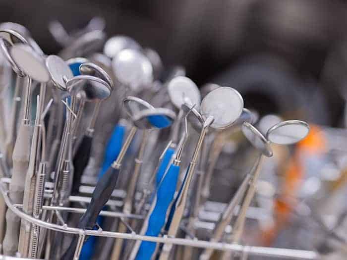 Wegen des Todes eines Patienten muss sich in Augsburg ein Zahnarzt vor Gericht verantworten. (Symbolbild) / Foto: Rolf Vennenbernd/dpa