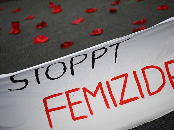 Im vergangenen Jahr starben nach einer Auswertung des Landeskriminalamts 40 Mädchen und Frauen in Bayern bei einem Femizid. (Symbolbild)  / Foto: Sebastian Gollnow/dpa