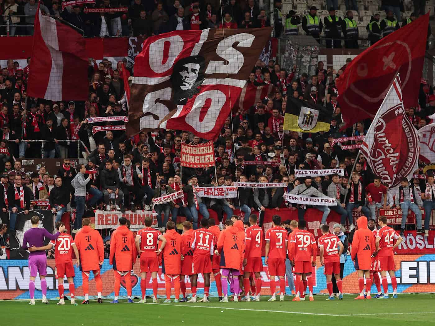 Bayern-Jubel nach dem 5:0 beim FC St. Pauli. / Foto: Christian Charisius/dpa
