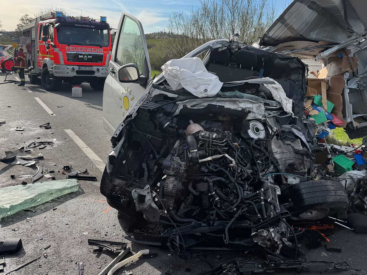 Für den Transporterfahrer kommt jede Hilfe zu spät. Der Fahrer des Tanklastzugs kommt dagegen mit schweren Verletzungen ins Krankenhaus. / Foto: Frank Mertel/NEWS5/dpa