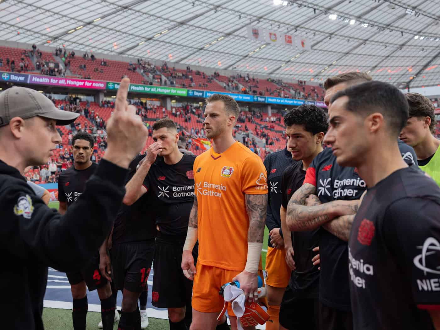 Leverkusener Fans stellten die Mannschaft zu rede.  / Foto: Rolf Vennenbernd/dpa