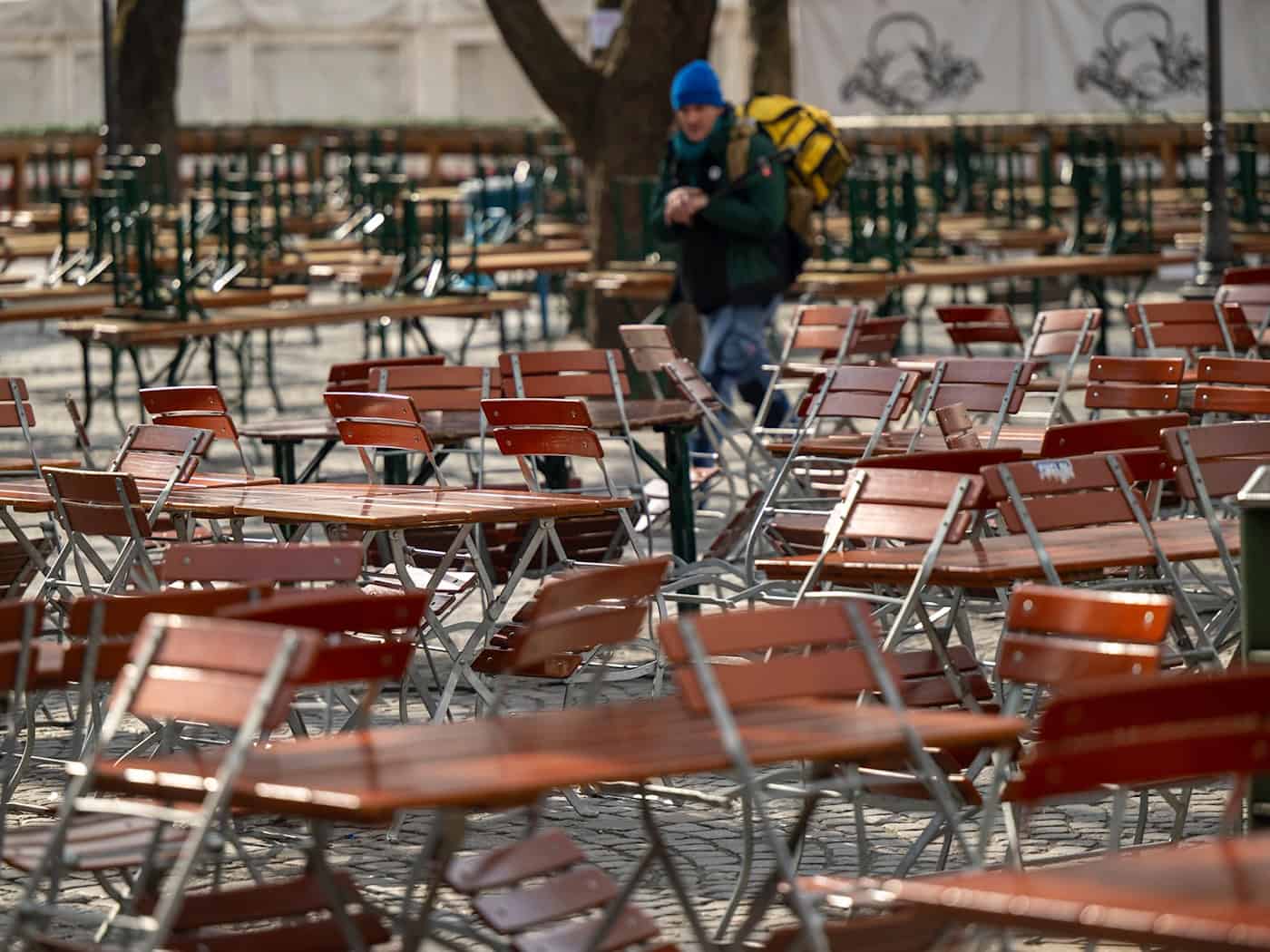 Das Biergartenwetter lässt in diesen Tagen auf sich warten.  / Foto: Peter Kneffel/dpa