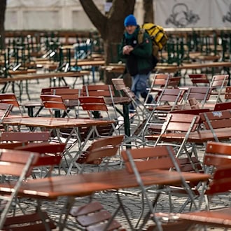 Das Biergartenwetter lässt in diesen Tagen auf sich warten.  / Foto: Peter Kneffel/dpa