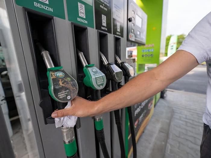 Ein Mann greift an einer Tankstelle in Tschechien zur Zapfpistole. (Archivbild) / Foto: Pia Bayer/dpa