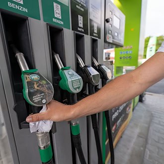 Ein Mann greift an einer Tankstelle in Tschechien zur Zapfpistole. (Archivbild) / Foto: Pia Bayer/dpa