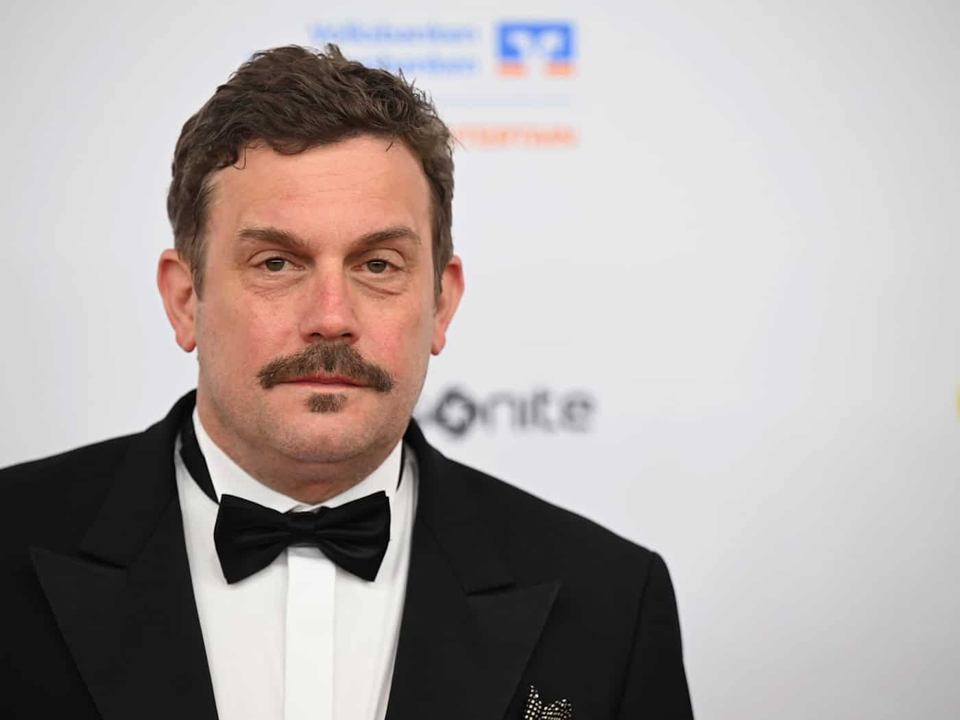 Schauspieler Sebastian Bezzel (54) ist in Bayern geboren und lebt in Hamburg. (Archivbild) / Foto: Felix Hörhager/dpa