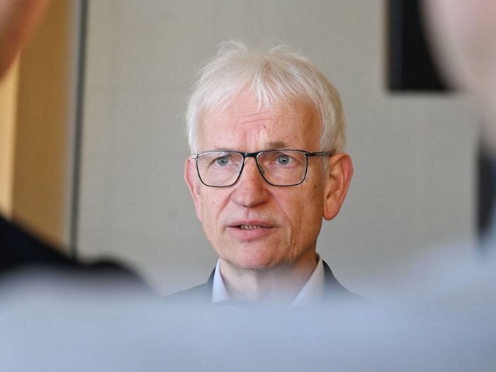 Die Deutsche Umwelthilfe klagt erneut gegen den Freistaat Bayern und dessen Klimaschutzpolitik. Bundesgeschäftsführer Jürgen Resch verlangt von der Staatsregierung deutlich mehr Anstrengungen zur Einhaltung der landeseigenen Klimaziele. (Archivbild) / Foto: Uli Deck/dpa