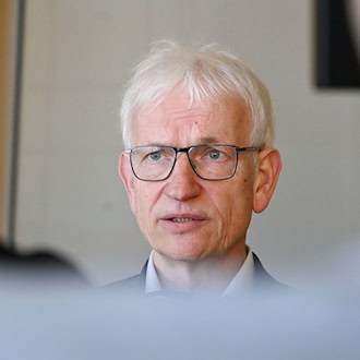 Die Deutsche Umwelthilfe klagt erneut gegen den Freistaat Bayern und dessen Klimaschutzpolitik. Bundesgeschäftsführer Jürgen Resch verlangt von der Staatsregierung deutlich mehr Anstrengungen zur Einhaltung der landeseigenen Klimaziele. (Archivbild) / Foto: Uli Deck/dpa