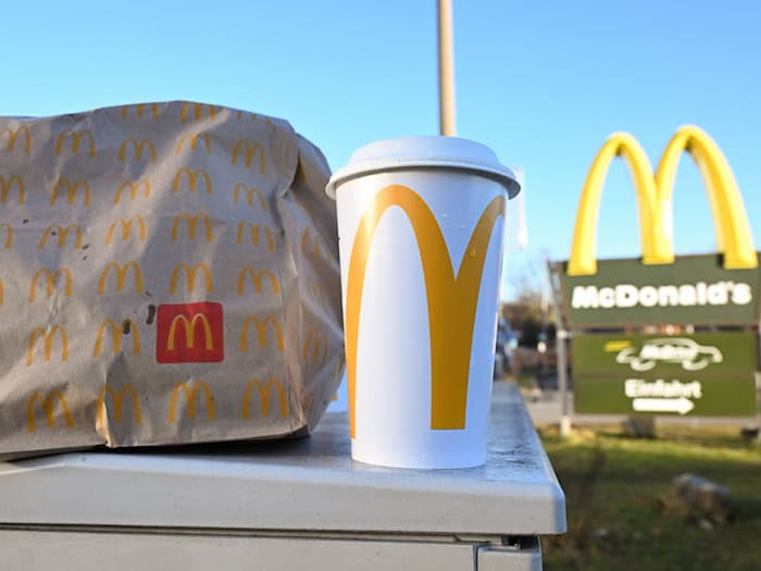 Die Deutsche Umwelthilfe verklagt die Burgerkette McDonald's mit dem Vorwurf des «Greenwashing». (Archiv) / Foto: Bernd Weißbrod/dpa