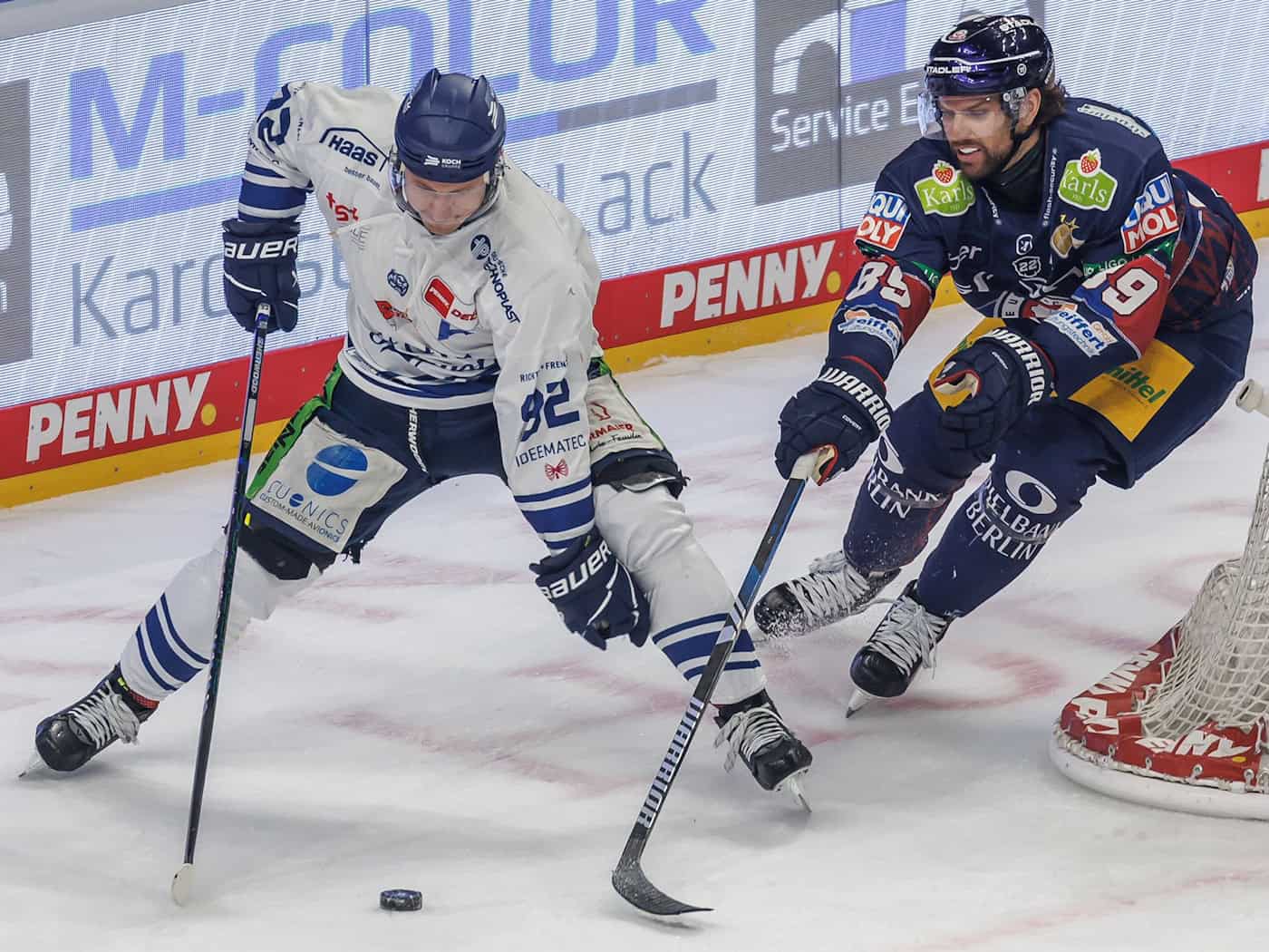 Marcel Brandt (l.) trägt auch künftig das Trikot der Straubing Tigers. (Archivbild) / Foto: Andreas Gora/dpa