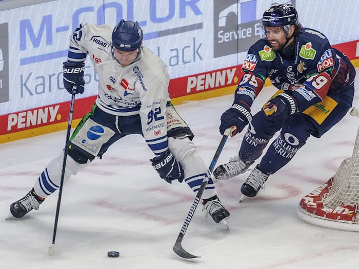 Marcel Brandt (l.) trägt auch künftig das Trikot der Straubing Tigers. (Archivbild) / Foto: Andreas Gora/dpa