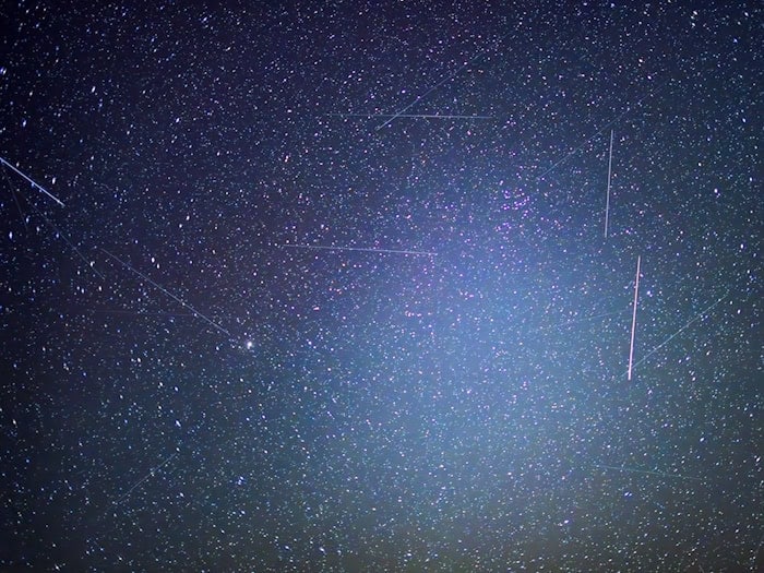 Erdnahe Satelliten sind auf Langzeitbelichtungen als Lichtspuren zu erkennen. Das bayerische Start-Up Mynaric baut Laserfunkterminals für Satelliten und ist nun von einem US-Konzern übernommen worden. (Symbolbild) / Foto: Patrick Pleul/dpa