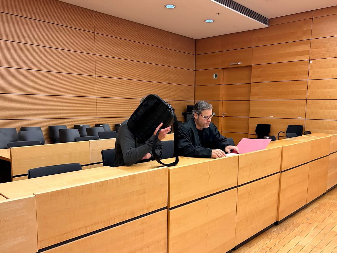 Bei praller Sonne soll ein Vater sein Baby in einem verschlossenen Auto zurückgelassen haben. (Archivbild) / Foto: Angelika Resenhoeft/dpa