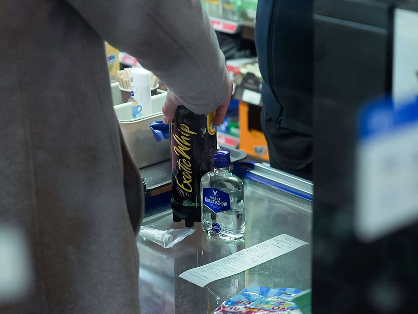 Die Polizei hat in mehreren Kiosk-Filialen verbotene Mengen an Lachgas gefunden. (Symbolbild) / Foto: Jonas Walzberg/dpa
