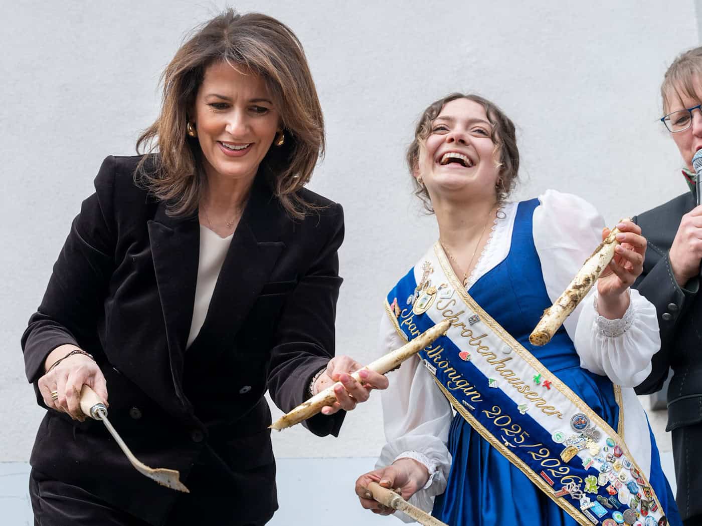 Michaela Kaniber, (l, CSU) Staatsministerin für Ernährung, Landwirtschaft und Forsten, und Franziska Schweiger, amtierende Spargelkönigin 2025/2026, eröffnen auf dem Viktualienmarkt die Spargelsaison. / Foto: Peter Kneffel/dpa