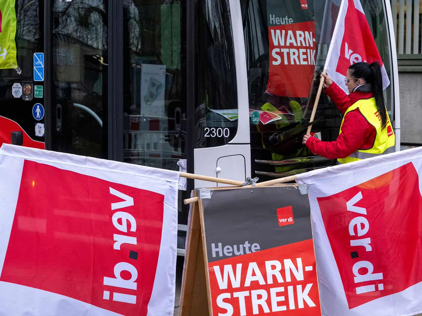 Der ÖPNV in Nürnberg und Augsburg soll bestreikt werden. (Symbolbild)  / Foto: Stefan Puchner/dpa