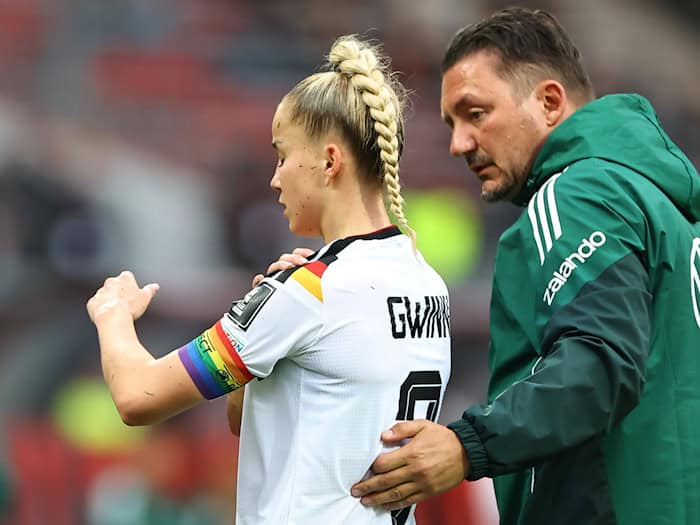 Giulia Gwinn muss verletzt raus. / Foto: Daniel Karmann/dpa