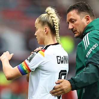 Giulia Gwinn muss verletzt raus. / Foto: Daniel Karmann/dpa