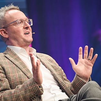 VfB-Boss Alexander Wehrle bleibt im Poker um Deniz Undav entspannt. (Archivbild) / Foto: Christian Charisius/dpa