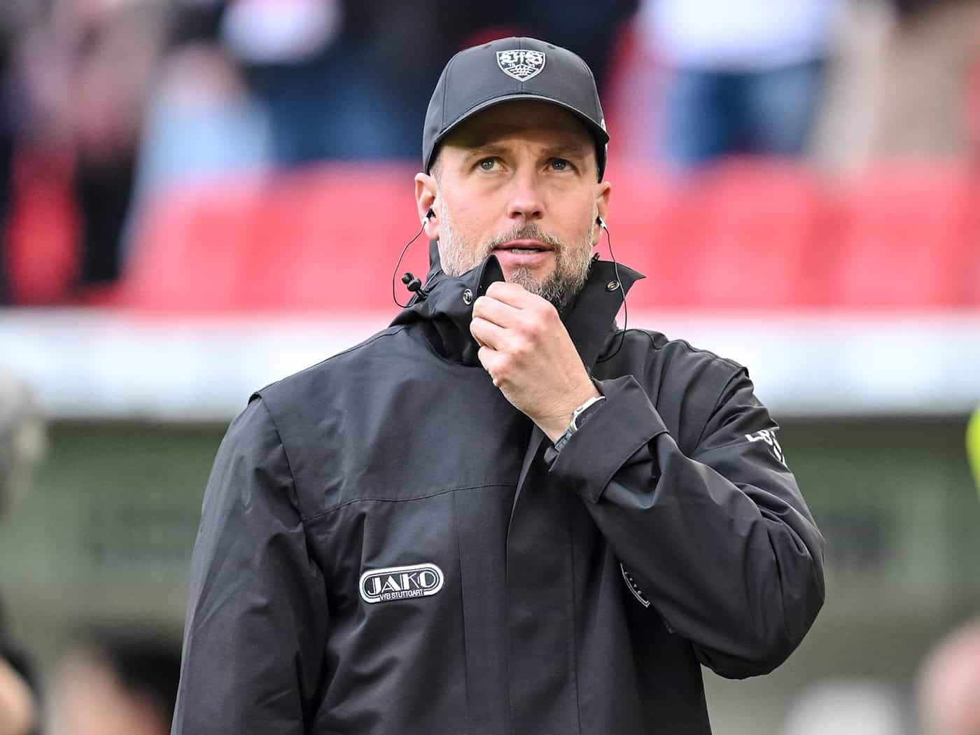 Sebastian Hoeneß und der VfB treten am Sonntag beim FC Bayern an. (Archivbild) / Foto: Harry Langer/dpa