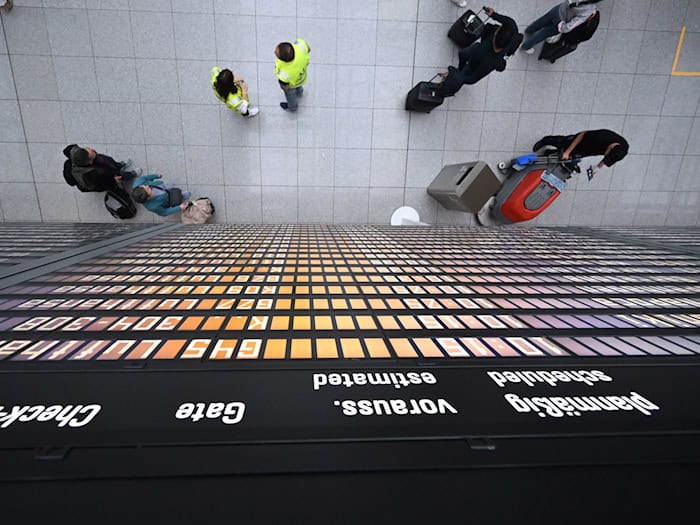 Auf der Anzeigentafel am Münchner Flughafen stehen heute viele annullierte Flüge. (Symbolbild) / Foto: Felix Hörhager/dpa
