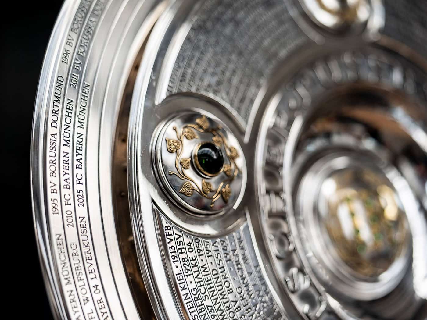 Neuer Außenring für die Meisterschale der Fußball-Bundesliga.  / Foto: Oliver Hardt/DFL/Getty Images/dpa