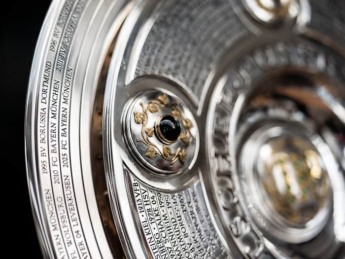 Neuer Außenring für die Meisterschale der Fußball-Bundesliga.  / Foto: Oliver Hardt/DFL/Getty Images/dpa