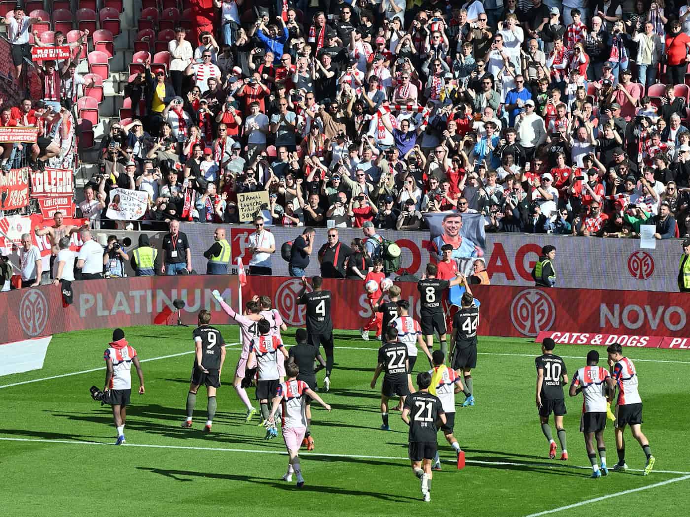 Bejubelten mit den Fans eine spektakuläre Aufholjagd: Die Profis des FC Bayern München. / Foto: Torsten Silz/dpa